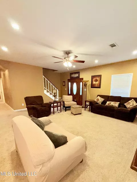 Living - 466 Fort Hill Rd, Grenada, MS 38901 photo 1 of 2