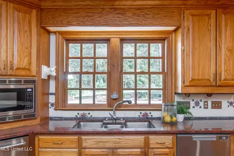 Kitchen - 188 Webb Ln, Flowood, MS 39232 photo 10 of 11