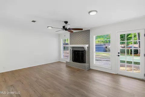 Living - 33 Pebble Hill Dr, Brandon, MS 39042 photo 5 of 8