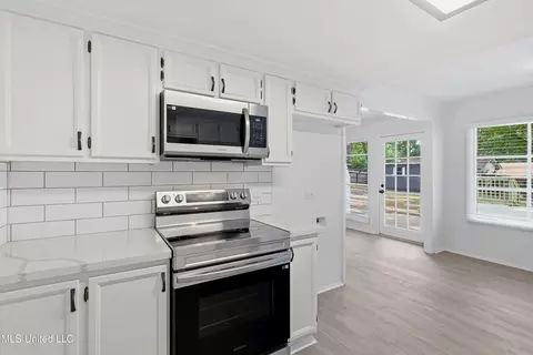 Kitchen - 33 Pebble Hill Dr, Brandon, MS 39042 photo 2 of 2