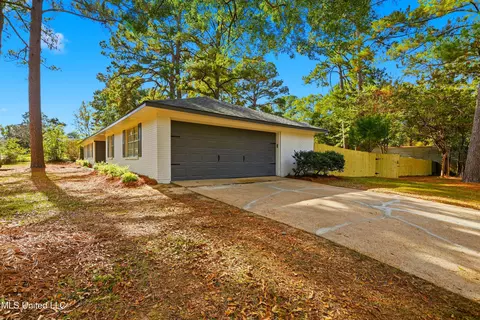 Exterior - 33 Pebble Hill Dr, Brandon, MS 39042 photo 2 of 7