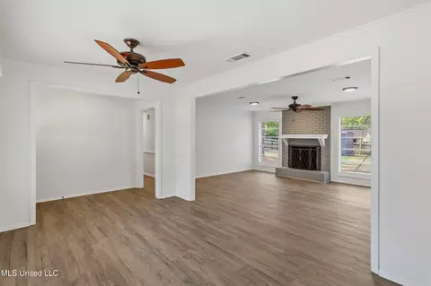 Living - 33 Pebble Hill Dr, Brandon, MS 39042 photo 3 of 8