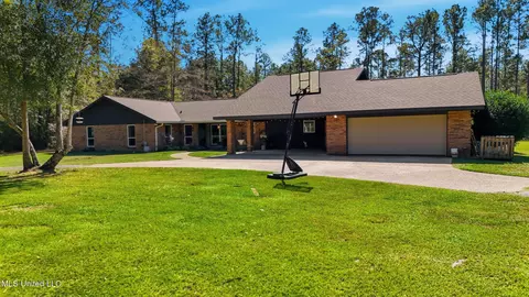 192 Sycamore Rd, Carriere, MS 39426