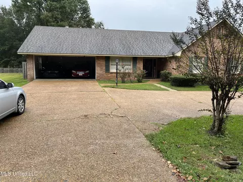 Exterior - 810 Colonial Cir, Jackson, MS 39211 photo 1 of 3