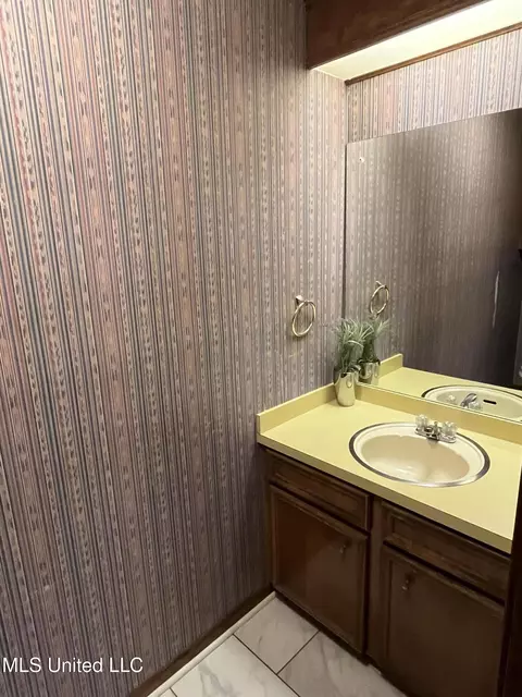 Bath - 810 Colonial Cir, Jackson, MS 39211 photo 3 of 3