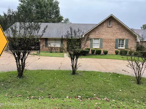 810 Colonial Cir, Jackson, MS 39211