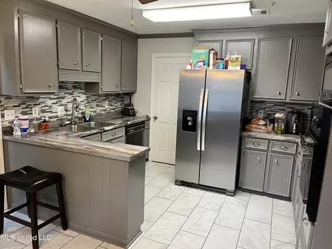Kitchen - 810 Colonial Cir, Jackson, MS 39211 photo 1 of 3