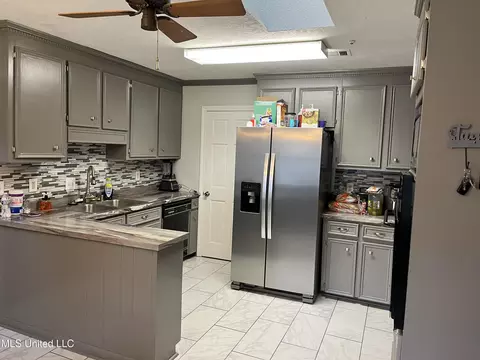 Kitchen - 810 Colonial Cir, Jackson, MS 39211 photo 3 of 3