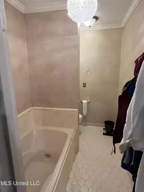 Bath - 810 Colonial Cir, Jackson, MS 39211 photo 2 of 3
