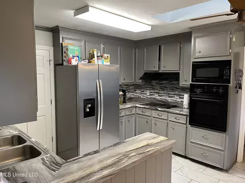 Kitchen - 810 Colonial Cir, Jackson, MS 39211 photo 2 of 3