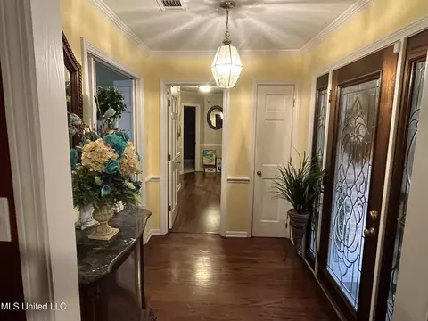 Entry Way - 810 Colonial Cir, Jackson, MS 39211 photo 2 of 3