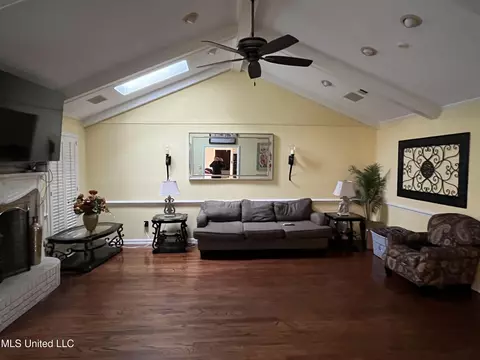 Living - 810 Colonial Cir, Jackson, MS 39211 photo 1 of 1