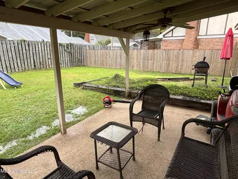 Exterior - 810 Colonial Cir, Jackson, MS 39211 photo 2 of 3