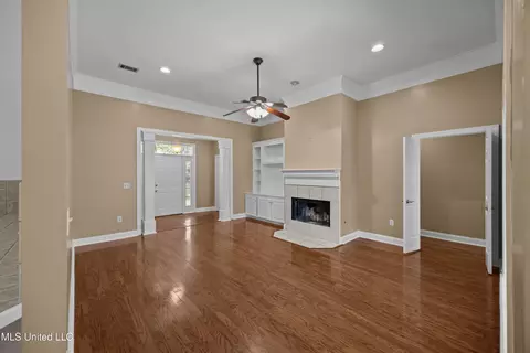 Living - 236 Wakeland Dr, Raymond, MS 39154 photo 2 of 3