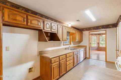 Kitchen - 1250 Robertson Rd, Hernando, MS 38632 photo 2 of 3