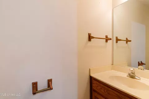 Bath - 1250 Robertson Rd, Hernando, MS 38632 photo 1 of 4