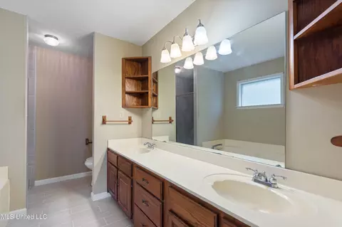 Bath - 1250 Robertson Rd, Hernando, MS 38632 photo 3 of 4