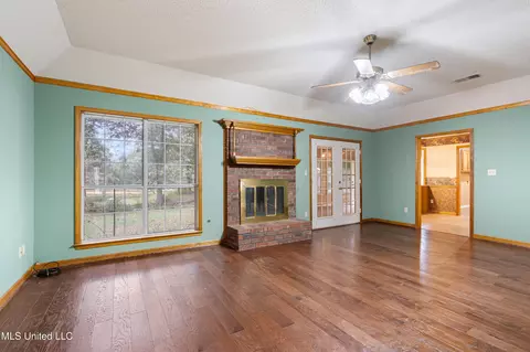 Living - 1250 Robertson Rd, Hernando, MS 38632 photo 2 of 3