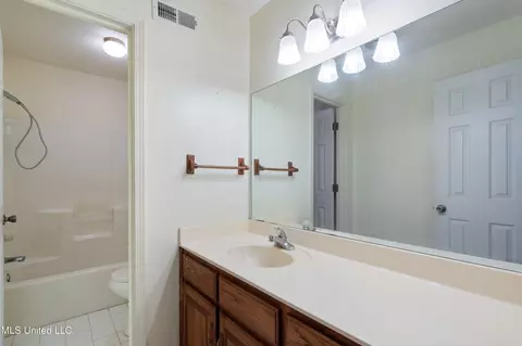 Bath - 1250 Robertson Rd, Hernando, MS 38632 photo 2 of 4