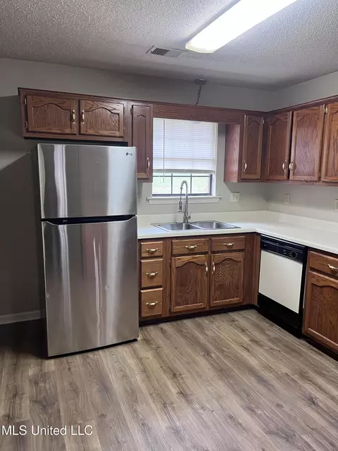 Kitchen - 1990 Mcingvale, Hernando, MS 38632 photo 3 of 8