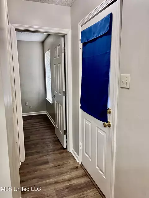 Entry Way - 1990 Mcingvale, Hernando, MS 38632 photo 2 of 2