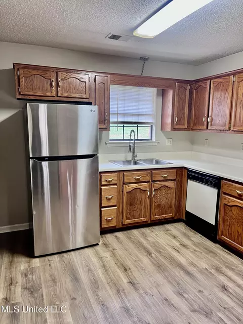 Kitchen - 1990 Mcingvale, Hernando, MS 38632 photo 7 of 8