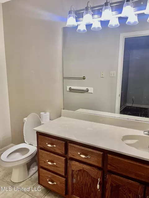 Bath - 1990 Mcingvale, Hernando, MS 38632 photo 5 of 6