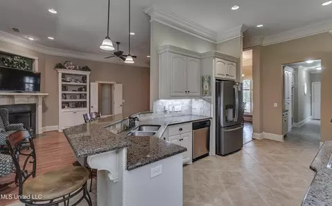 Kitchen - 425 Turtle Ln, Brandon, MS 39047 photo 3 of 8