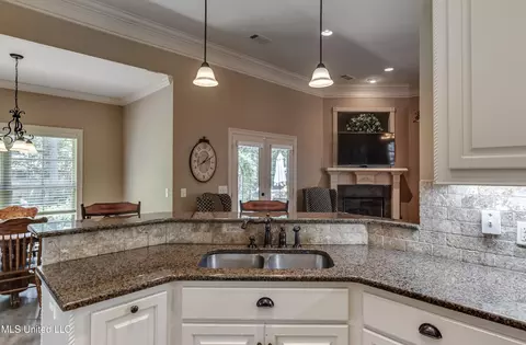 Kitchen - 425 Turtle Ln, Brandon, MS 39047 photo 2 of 8