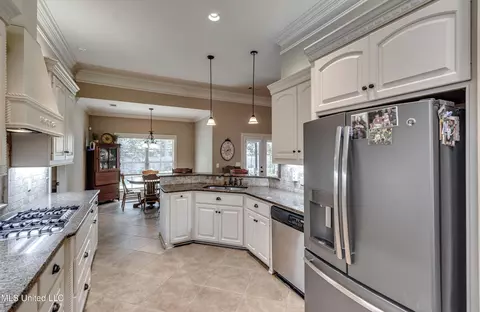 Kitchen - 425 Turtle Ln, Brandon, MS 39047 photo 4 of 8