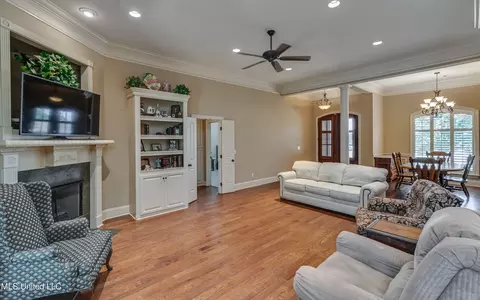 Living - 425 Turtle Ln, Brandon, MS 39047 photo 1 of 1