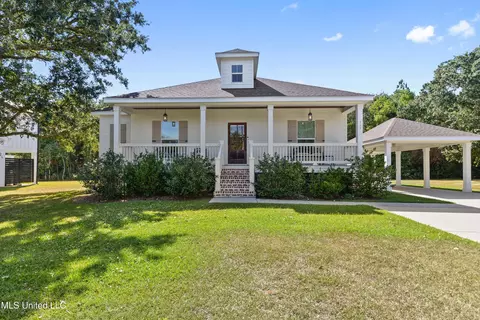 121 Mollere Dr, Waveland, MS 39576
