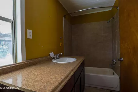 Bath - 4124 Swilley Rd, Wesson, MS 39191 photo 3 of 4