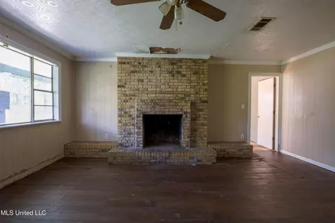 Living - 4124 Swilley Rd, Wesson, MS 39191 photo 2 of 2