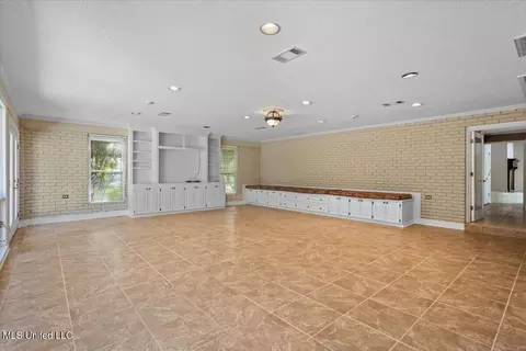 Living - 1001 Pinehurst Pl, Mccomb, MS 39648 photo 7 of 7