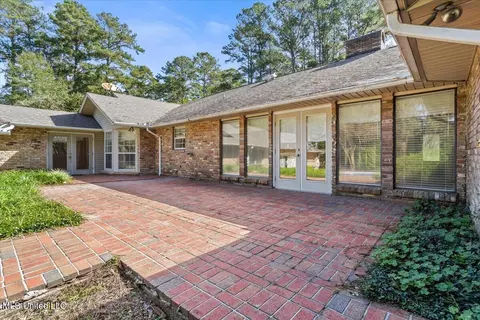 Exterior - 1001 Pinehurst Pl, Mccomb, MS 39648 photo 2 of 4