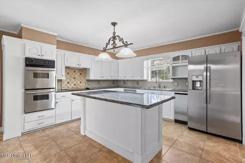 Kitchen - 1001 Pinehurst Pl, Mccomb, MS 39648 photo 2 of 3