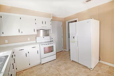 Kitchen - 102 Eubanks St, Lucedale, MS 39452 photo 3 of 4