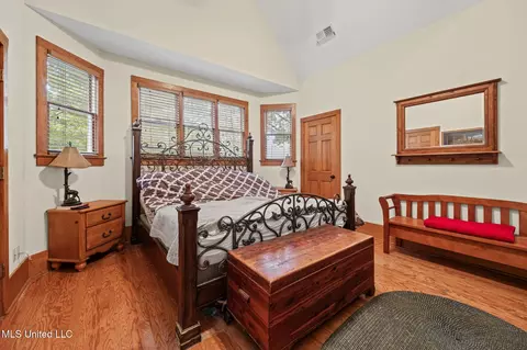 Bedroom - 10888 Glen Cairn Cv, Hernando, MS 38632 photo 2 of 2