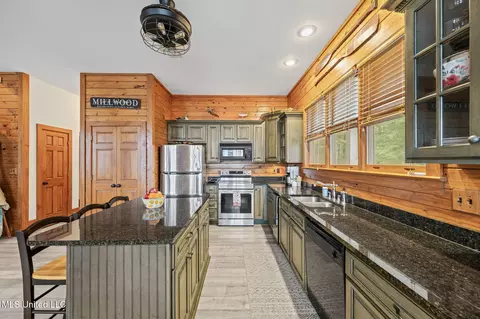 Kitchen - 10888 Glen Cairn Cv, Hernando, MS 38632 photo 2 of 6