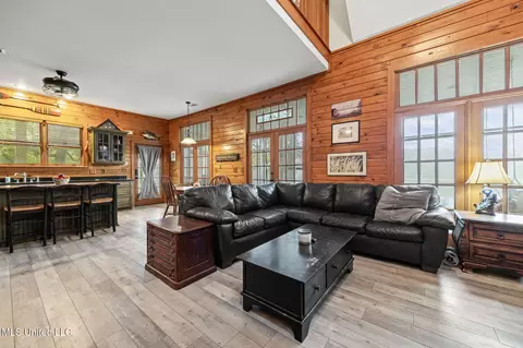 Living - 10888 Glen Cairn Cv, Hernando, MS 38632 photo 2 of 2