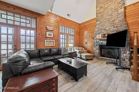 Living - 10888 Glen Cairn Cv, Hernando, MS 38632 photo 1 of 2