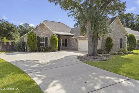 106 W Park Dr, Ocean Springs, MS 39564