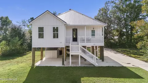 411 Water St, Waveland, MS 39576