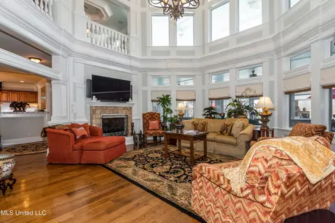 Living - 4161 Misty Oaks Ln, Nesbit, MS 38651 photo 2 of 4