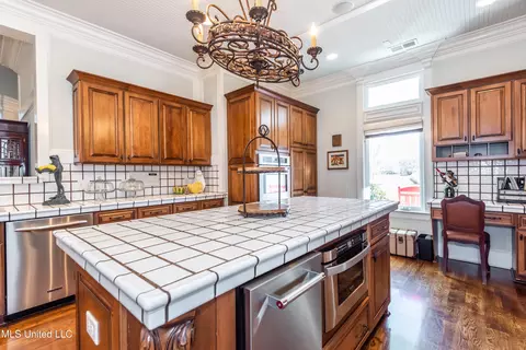 Kitchen - 4161 Misty Oaks Ln, Nesbit, MS 38651 photo 3 of 5