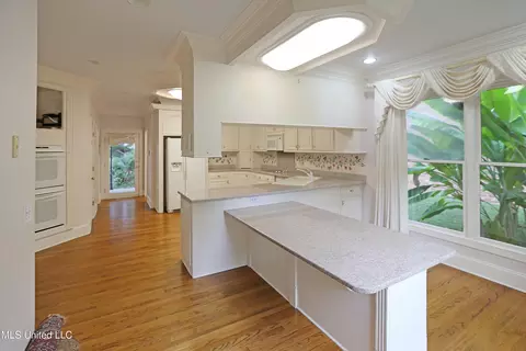 Kitchen - 406 Roses Bluff Dr, Madison, MS 39110 photo 3 of 4