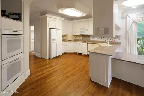 Kitchen - 406 Roses Bluff Dr, Madison, MS 39110 photo 1 of 4