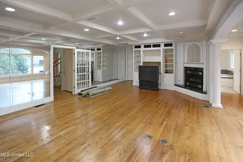 Living - 406 Roses Bluff Dr, Madison, MS 39110 photo 3 of 5