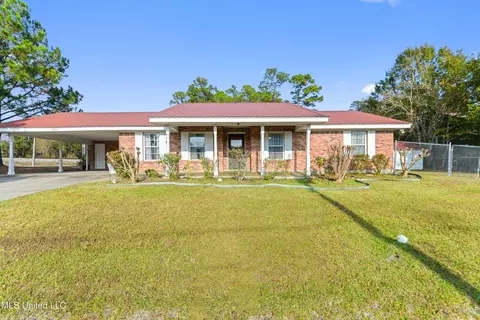 326 S Central Ave, Waveland, MS 39576